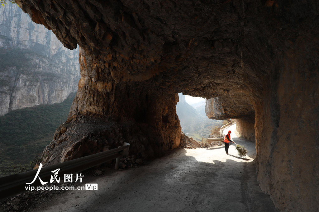 贵州毕节：挂壁公路护路人走上小康路【6】