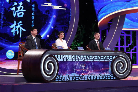 “汉语桥”世界大学生中文比赛全球总决赛 张定宇“对话”五大洲洲冠军