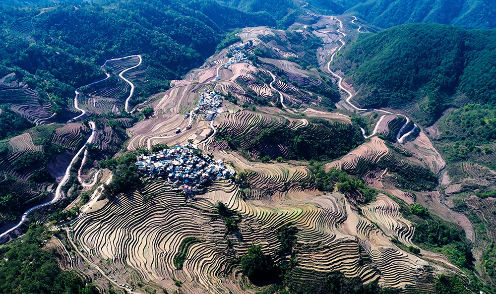 2月4日拍摄的红河县三村乡哈尼梯田（无人机照片）。