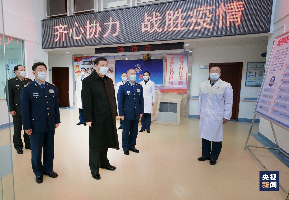 △中华民族传统节日春节即将来临之际，中共中央总书记、国家主席、中央军委主席习近平2月4日视察空军航空兵某师，看望慰问部队官兵，代表党中央和中央军委，向全体人民解放军指战员、武警部队官兵、军队文职人员、民兵预备役人员致以诚挚问候和新春祝福。这是习近平到场站医院了解部队疫情防控和支援地方防疫情况。
