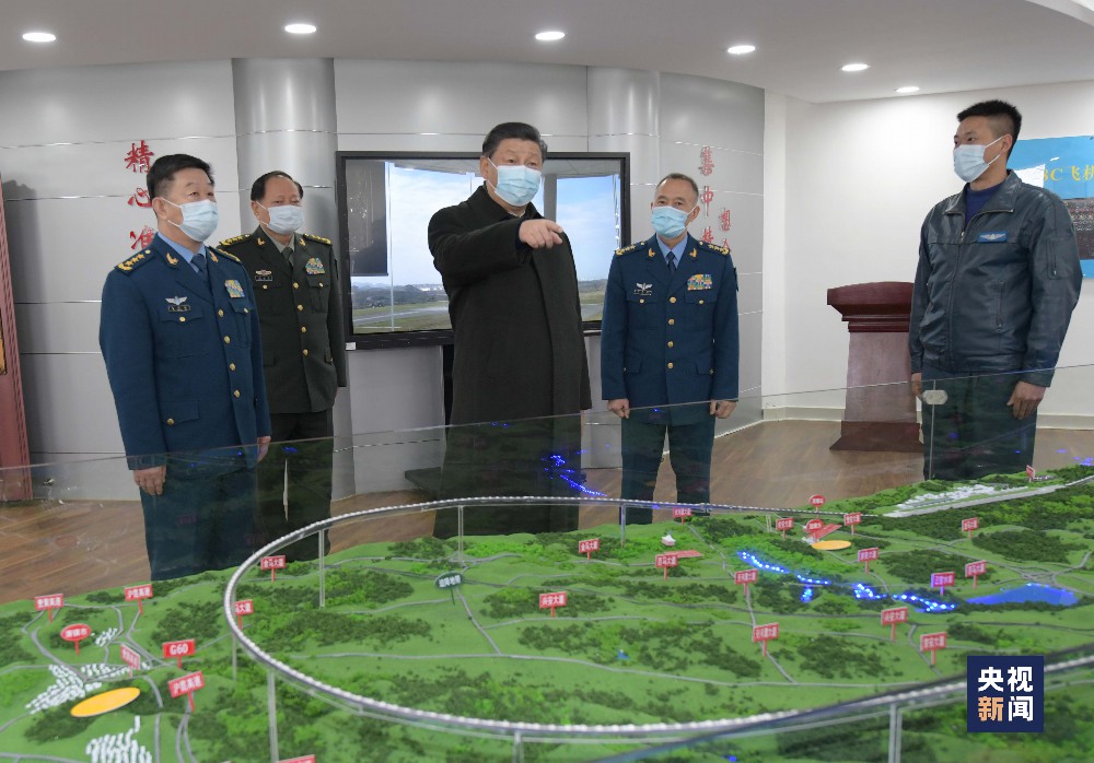△中华民族传统节日春节即将来临之际，中共中央总书记、国家主席、中央军委主席习近平2月4日视察空军航空兵某师，看望慰问部队官兵，代表党中央和中央军委，向全体人民解放军指战员、武警部队官兵、军队文职人员、民兵预备役人员致以诚挚问候和新春祝福。这是习近平到某飞行大队空勤楼飞行准备室，察看飞行技术研究情况。