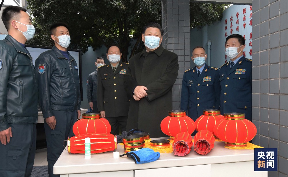 △中华民族传统节日春节即将来临之际，中共中央总书记、国家主席、中央军委主席习近平2月4日视察空军航空兵某师，看望慰问部队官兵，代表党中央和中央军委，向全体人民解放军指战员、武警部队官兵、军队文职人员、民兵预备役人员致以诚挚问候和新春祝福。这是习近平来到空勤楼走廊，察看春节前有关文体活动设施准备情况，了解部队统筹疫情防控和节日生活有关安排。