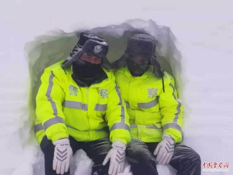 风雪中，新疆交警这一“躲”让人心疼！