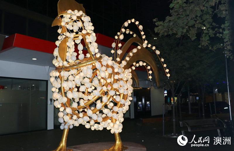位于悉尼禧市街道附近的鸡型花灯 （摄影 何佳静）