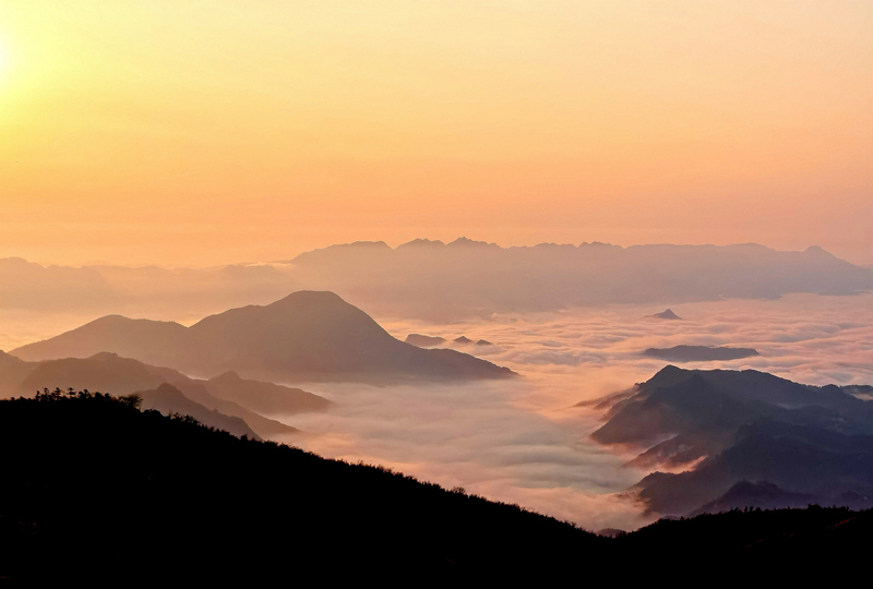 湖南张家界山间落日云海上演风电美景