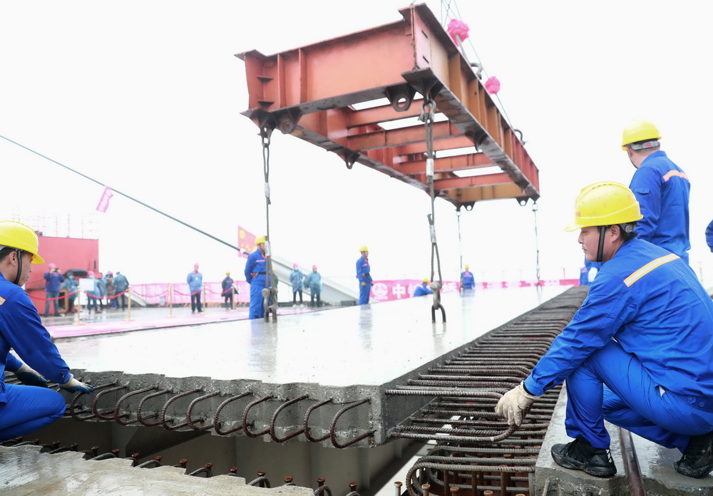 3月16日，建设者在赤壁长江公路大桥进行合龙作业。新华社发（赵军 摄）