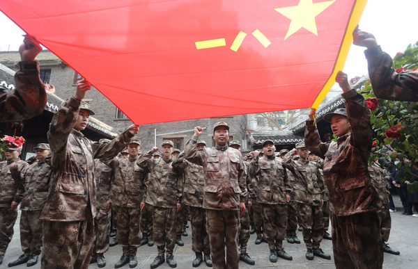 贵州省七星关区春季即将入伍的新兵正在军旗下宣誓
