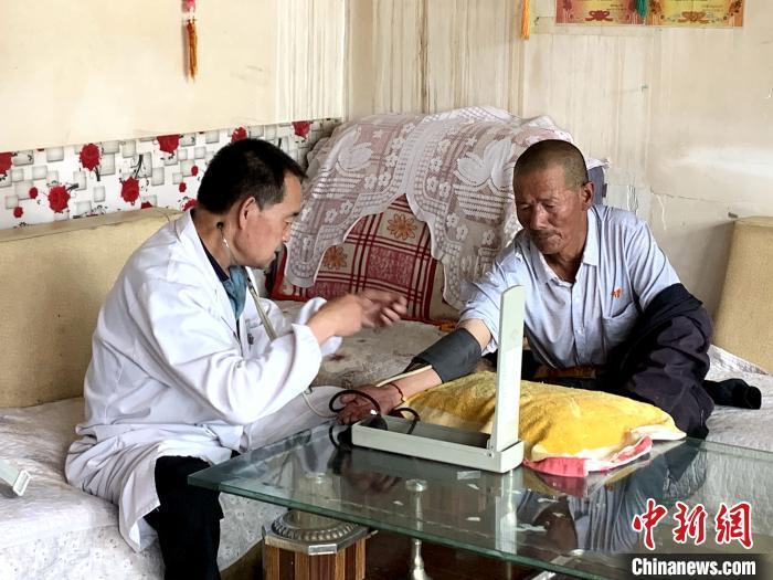 资料图：青海乡村医生开展诊疗。　张添福 摄