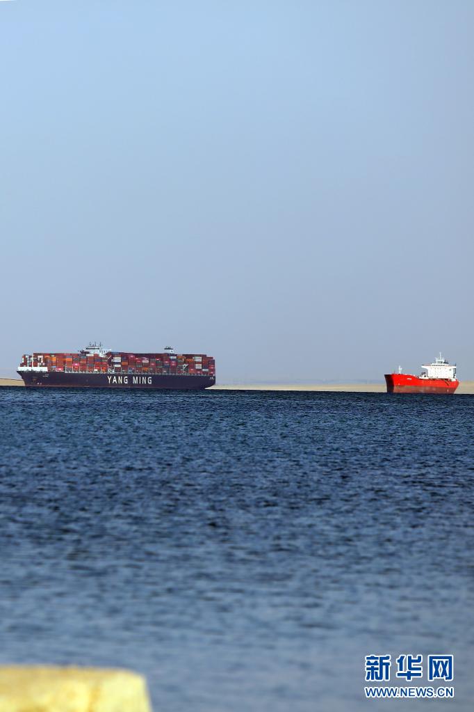 苏伊士运河暂停航行　搁浅货船救援或需几周