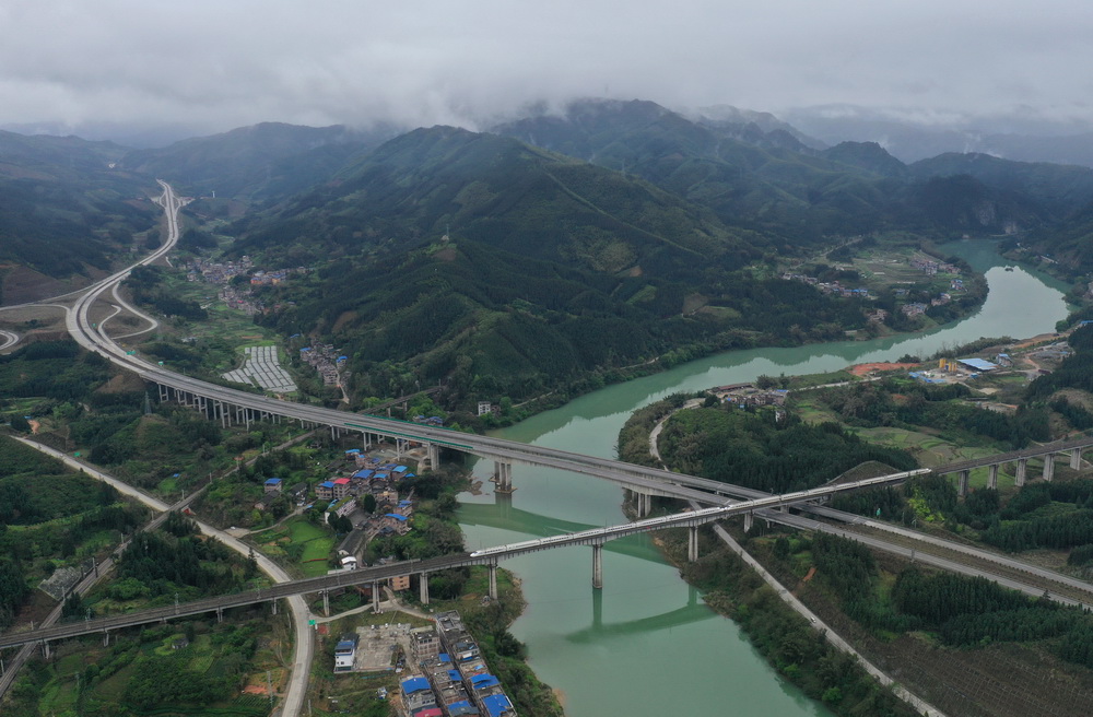 这是广西三江侗族自治县的水路、公路、铁路立体交通网络（3月20日摄，无人机照片）。新华社记者 周华 摄