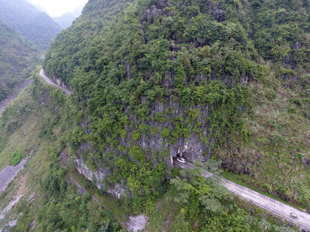 这是广西都安瑶族自治县澄江镇境内的山区公路（2017年8月2日摄，无人机照片）。新华社记者 陆波岸 摄