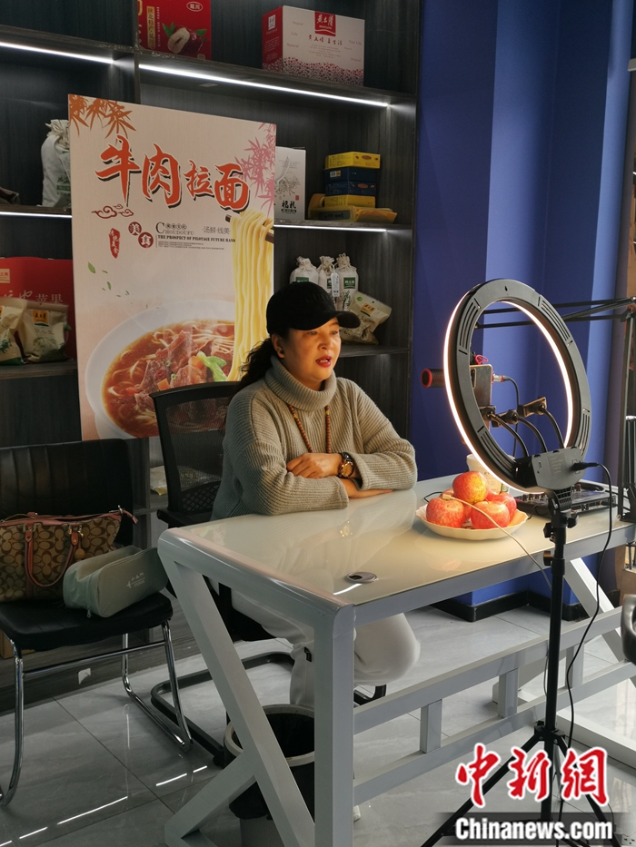 "一位主播正在为延安地方特产直播带货。<a