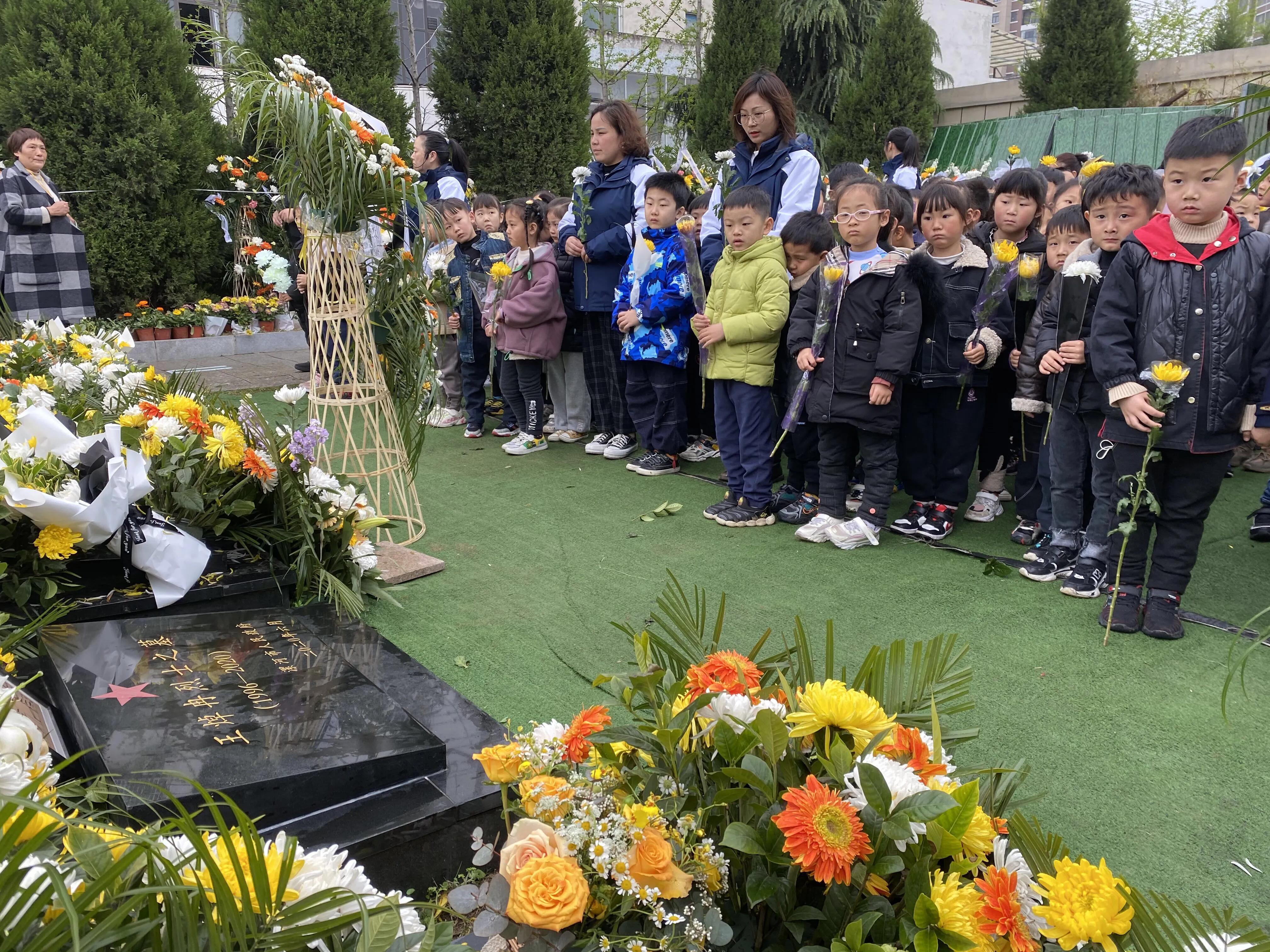 悼念戍边烈士王焯冉 全国各地近五万人自发献花祭英烈 奶奶仍在等孙子回家 中国日报网