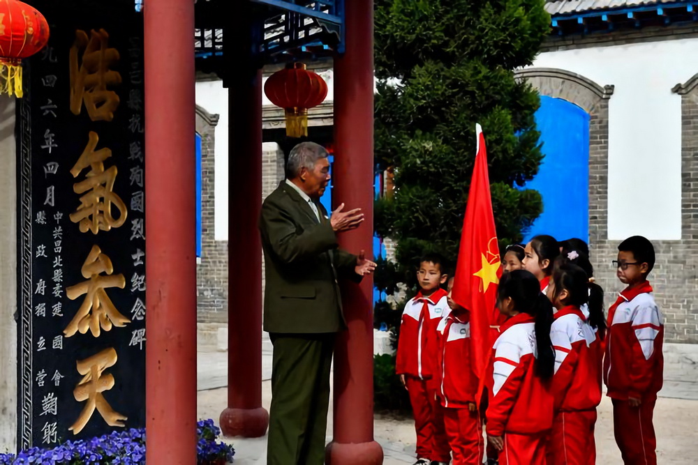 4月2日，在昌邑市抗日殉国烈士祠，管理员魏铁良向小学生讲解烈士们的英雄事迹。