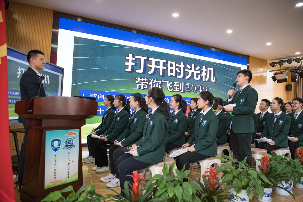 4月6日，来自华中科技大学附属中学的教师徐风（左）在研讨会现场为学生授课。