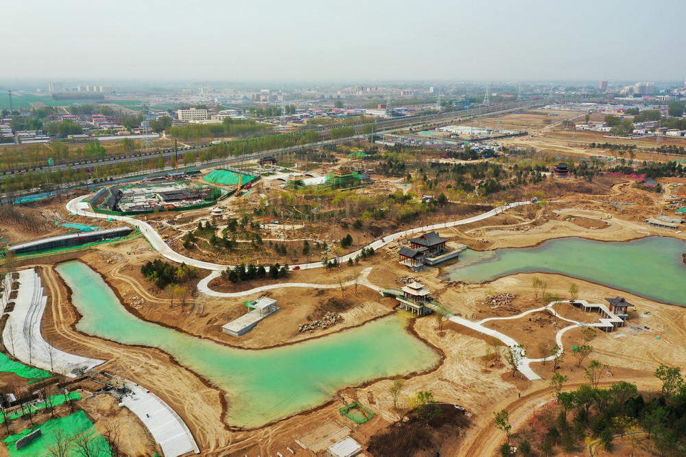 这是4月9日拍摄的雄安新区悦容公园建设现场（无人机照片）。