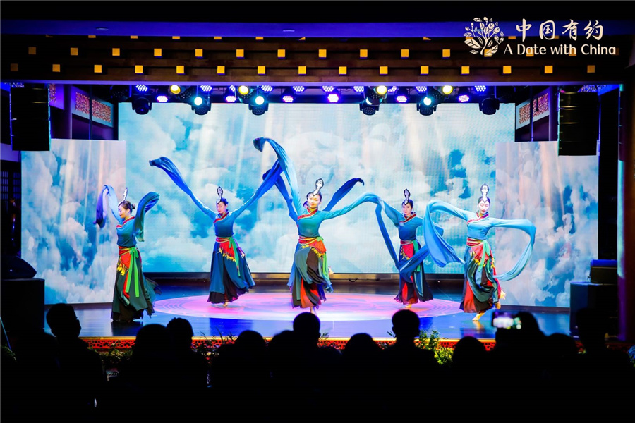黄鹤楼景区内的楚文化歌舞节目。“中国有约”活动主办方供图