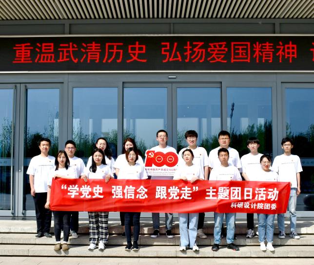 博物馆门口合影（摄影：王芳）