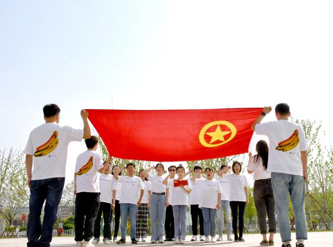 重温入团誓词（摄影：闵晗彤）