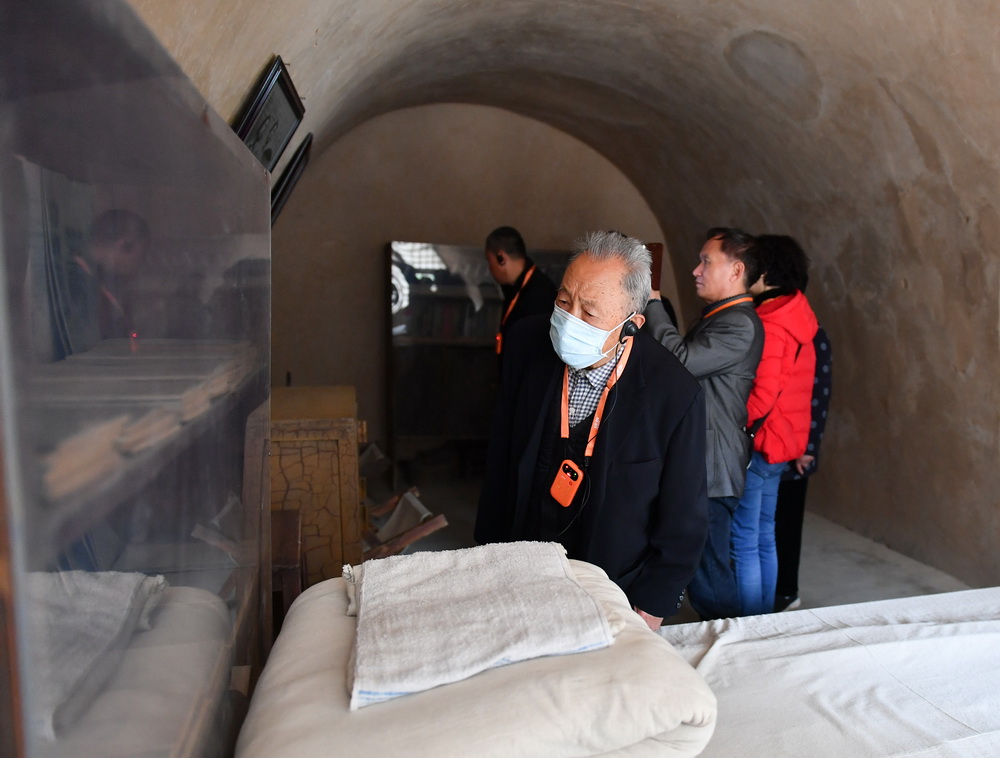 4月22日，参观者在杨家岭革命旧址参观。新华社记者 张博文 摄