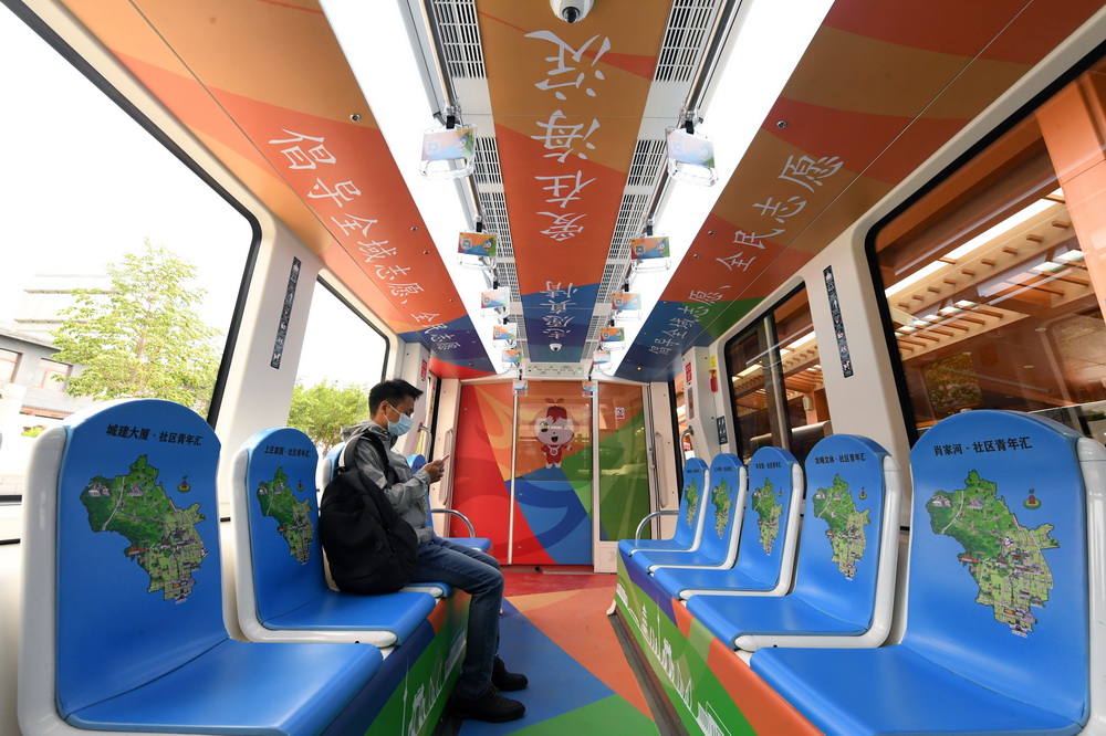 4月29日，乘客乘坐“青春心向党”主题列车。