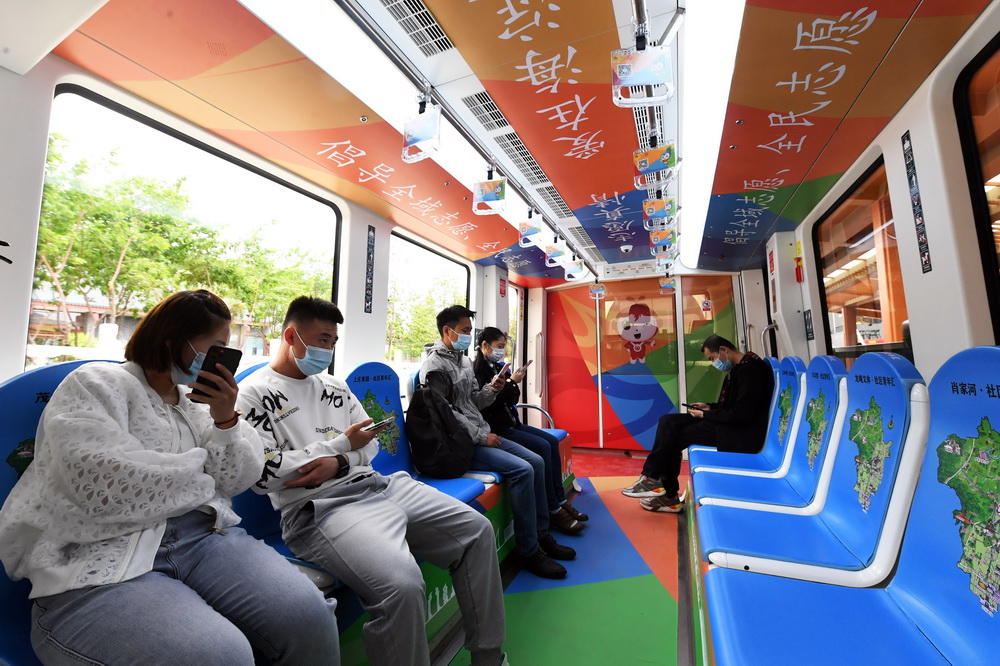 4月29日，乘客乘坐“青春心向党”主题列车。
