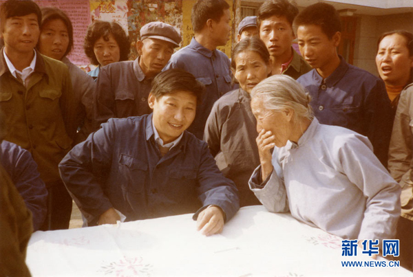 这是1983年，时任河北正定县委书记的习近平(前排居中)，临时在大街上摆桌子听取老百姓意见。