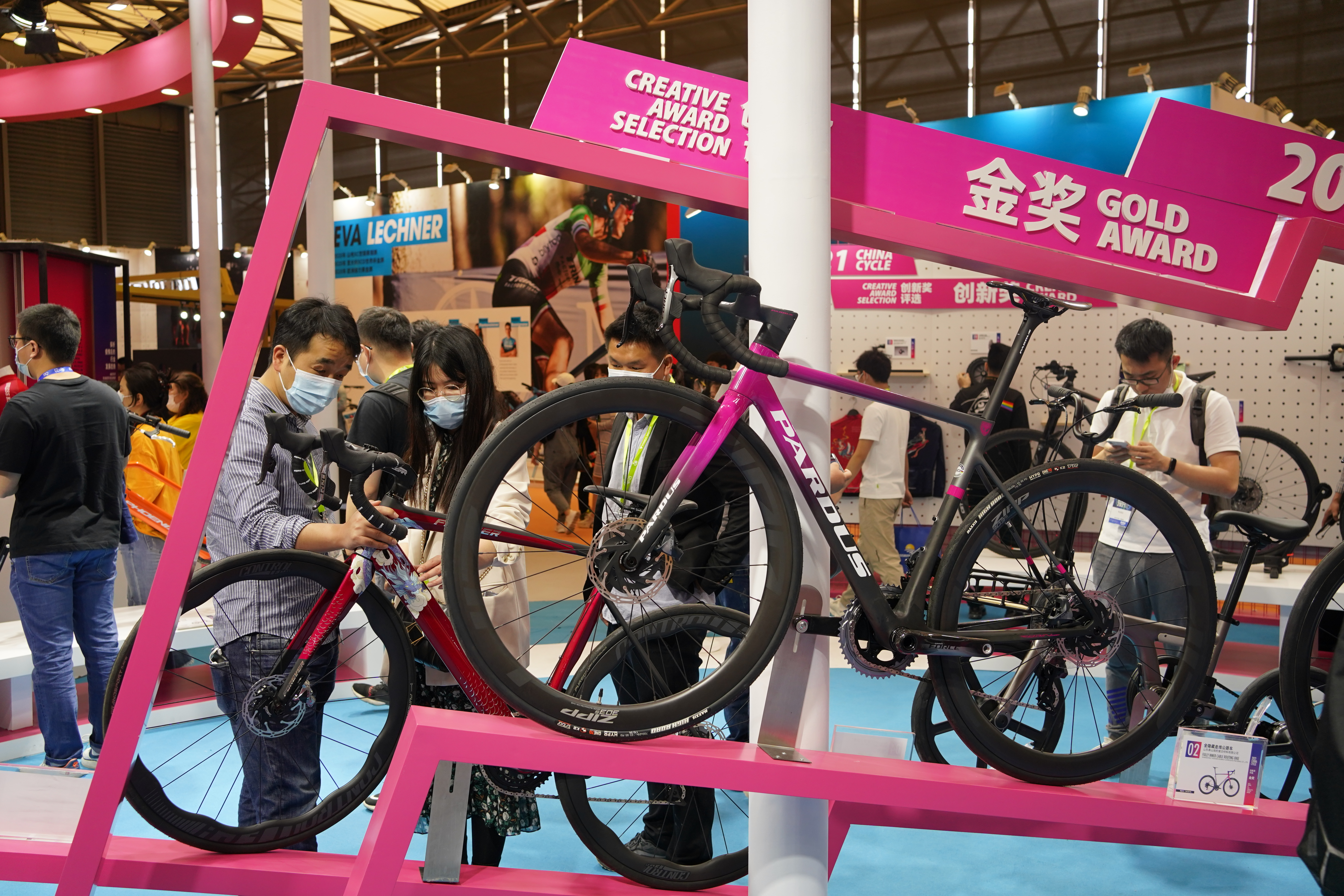 高尔强) 2021年5月6日,上海,参观者在第30届中国国际自行车展览会上
