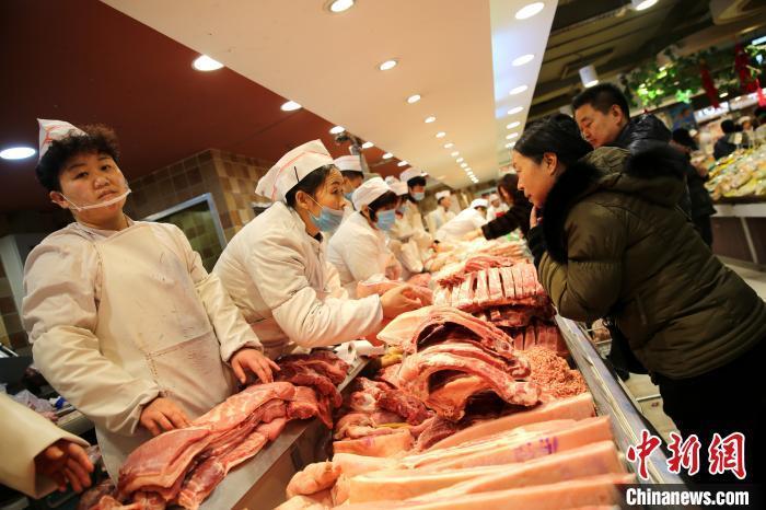 资料图：市民在购买猪肉。 孙睿 摄