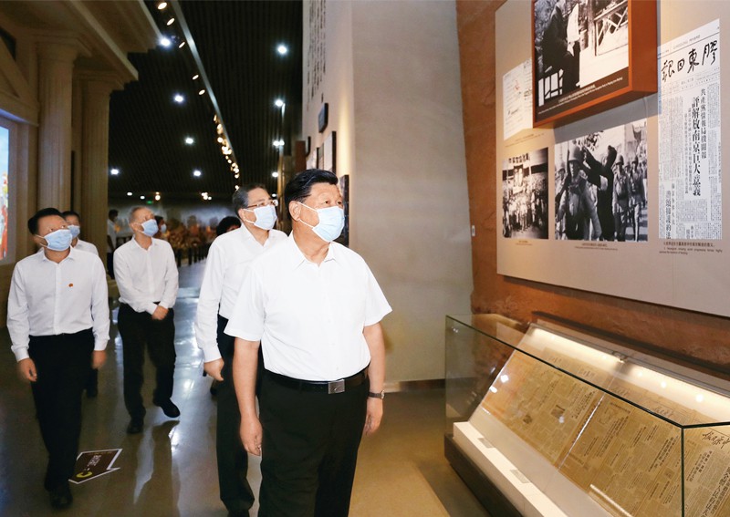 2020年8月18日至21日，中共中央总书记、国家主席、中央军委主席习近平在安徽省考察。这是19日下午，习近平在合肥市参观渡江战役纪念馆，重温革命历史，缅怀革命先辈的丰功伟绩。新华社记者 鞠鹏/摄