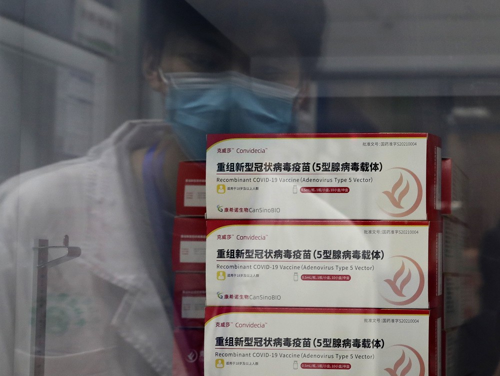 上海市徐汇区凯旋南路接种点冷链室拍摄的冰箱内保存的腺病毒载体疫苗