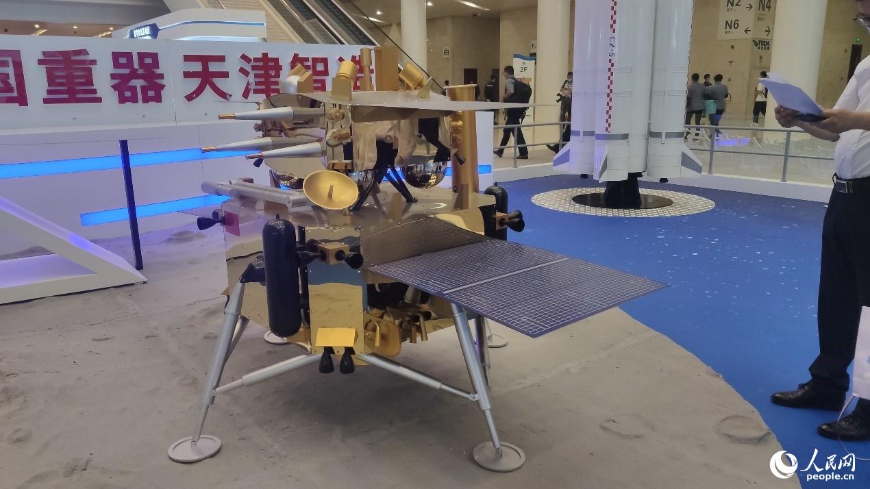 嫦娥五号着陆器模型（比例为1：3）。人民网记者 毕磊摄