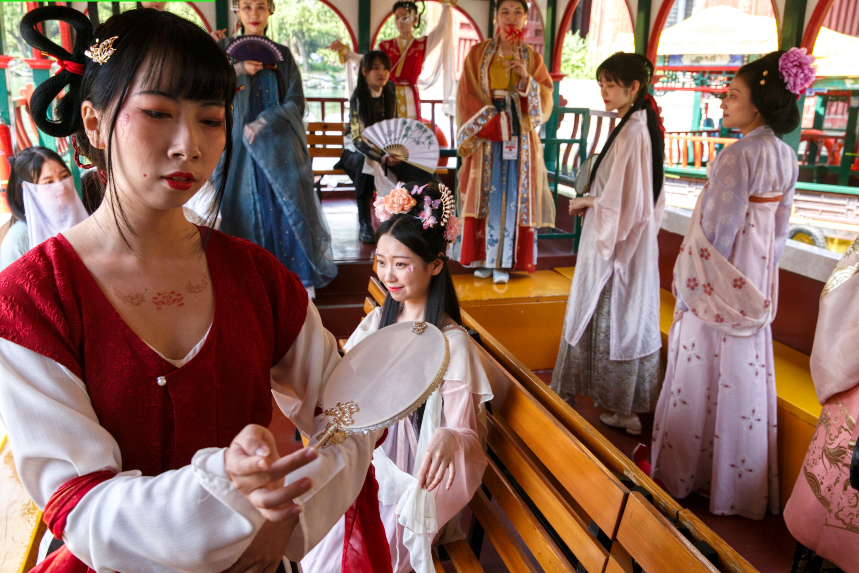 5月30日拍摄的"青春华服展示"活动现场.