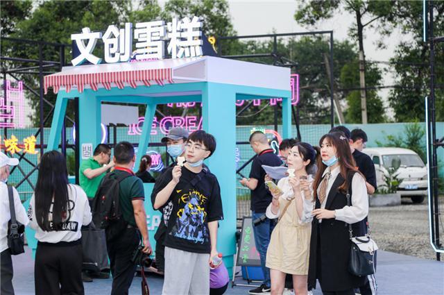 网红雪糕“黄鹤楼”制造商正式进驻成都 首次亮相受追捧