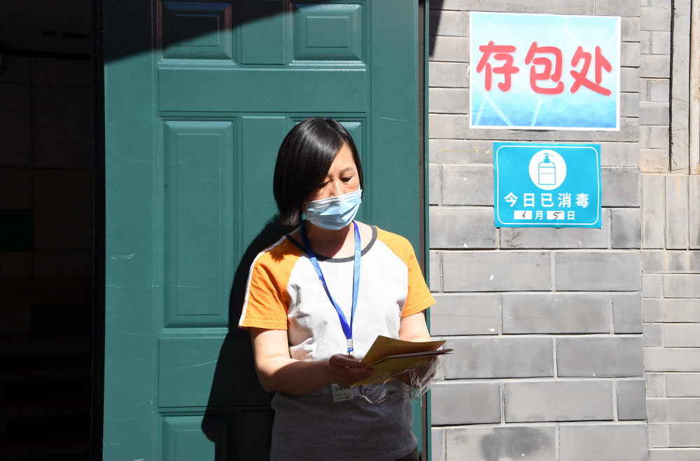 6月5日，工作人员在北京实验学校（海淀）考点的考生存包处做准备工作。