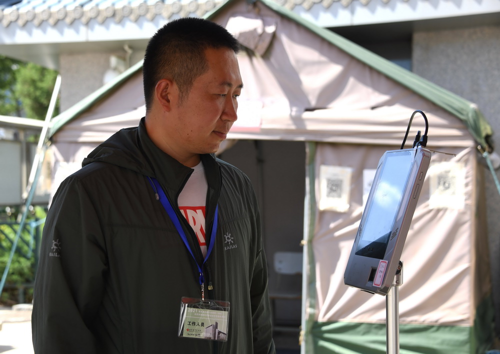 6月5日拍摄的在北京实验学校（海淀）考点入口设置的考生身份识别系统。