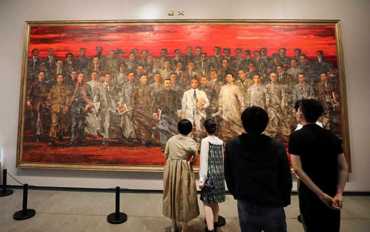 6月3日，参观者在中共一大纪念馆展出的油画作品《星火》前驻足观看。 新华社 方喆 摄_副本.png