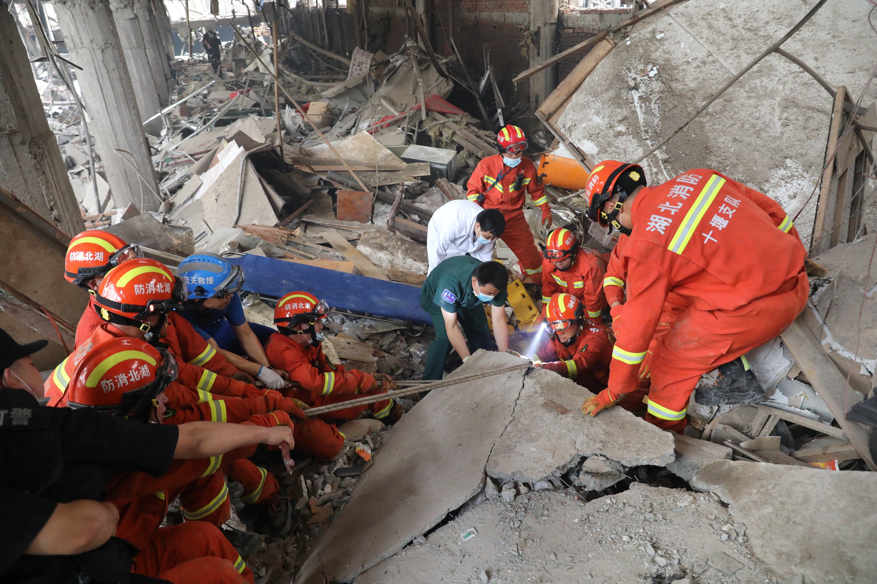 9人获救2人遇难30余人失联，长沙居民自建房倒塌是否涉及监管失职