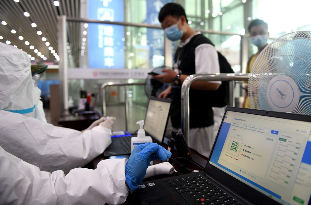 6月16日，旅客在广州南站通过刷身份证识别健康码状态。