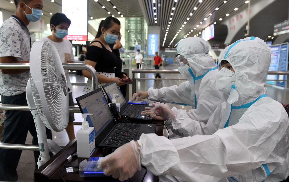 6月16日，广州南站的工作人员通过刷旅客身份证识别旅客健康码状态。