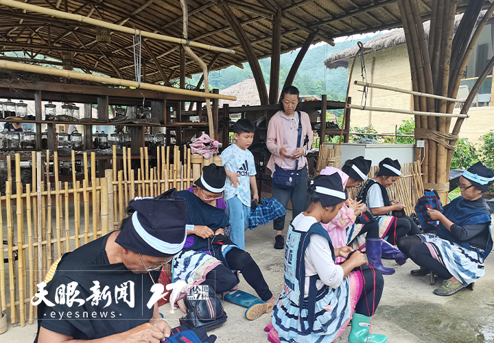 8瑶族妇女的手工艺展示.jpg