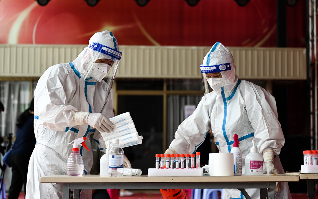 7月5日，防疫人员在整理检测样本。