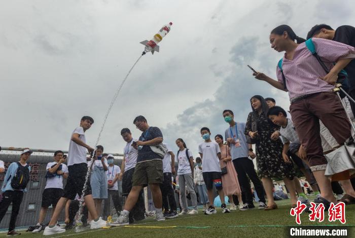 青少年高校科学营走进南京航空航天大学“为爱挑战”