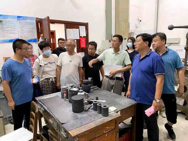 参观南京工业大学材料学院杨建教授工作室