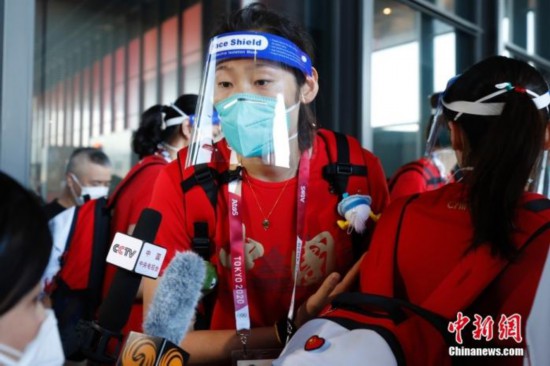 7月19日，参加东京奥运会的中国女排队员抵达东京成田机场。图为朱婷接受媒体采访。 <a target='_blank'  data-cke-saved-href='http://www.chinanews.com/' href='http://www.chinanews.com/'><p  align=