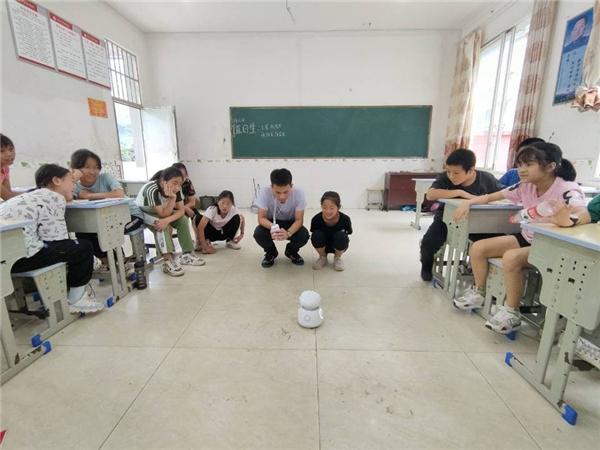 科技之风吹进山区 ——武汉工程科技学院学生到贵州省赤水市开展支教活动 
