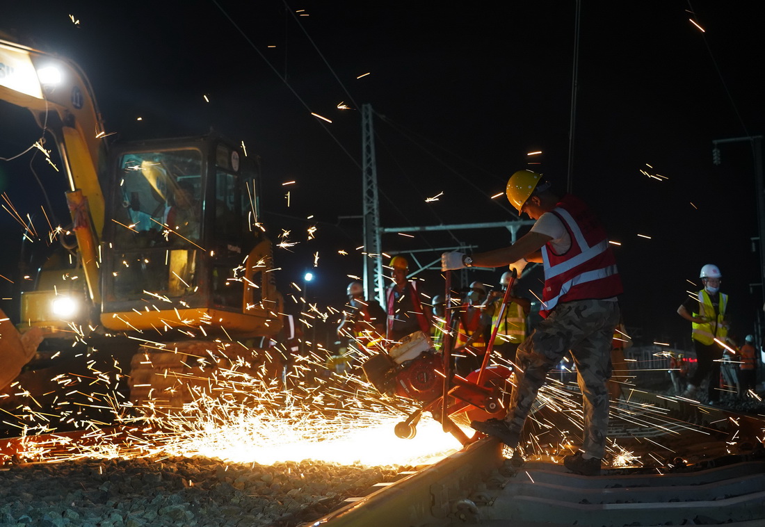 8月3日晚，中铁四局施工人员在进行拨接施工。