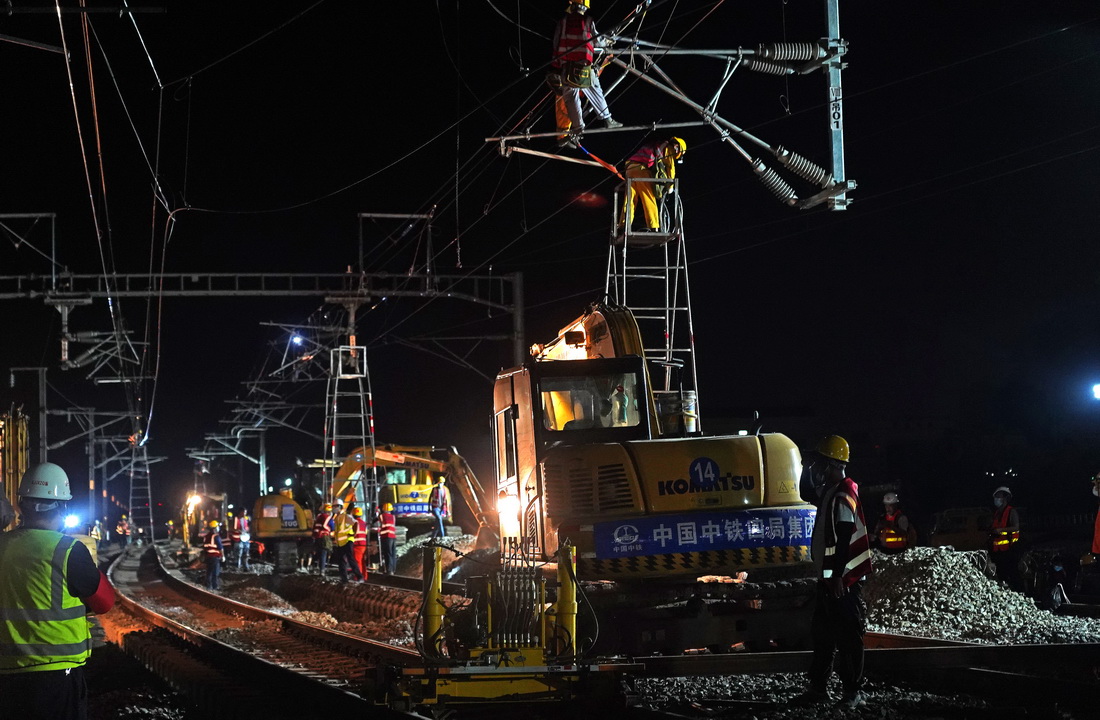 8月3日晚，中铁四局施工人员在进行拨接施工。