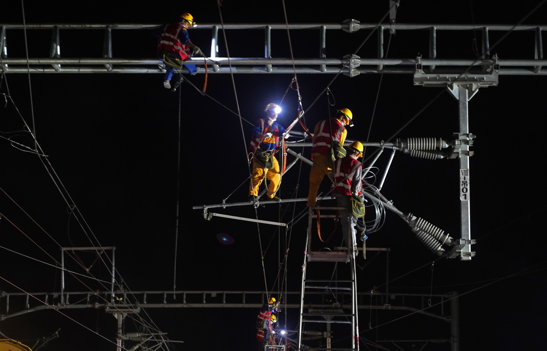 8月3日晚，中铁四局施工人员在进行拨接施工（无人机照片）。