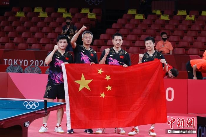 "北京时间8月6日晚，在东京奥运会乒乓球男团决赛中，由马龙、樊振东和许昕组成的中国队以3：0战胜德国队，获得冠军。图为中国队庆祝夺冠。